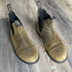 Blundstone Chelsea boots in dark olive green.